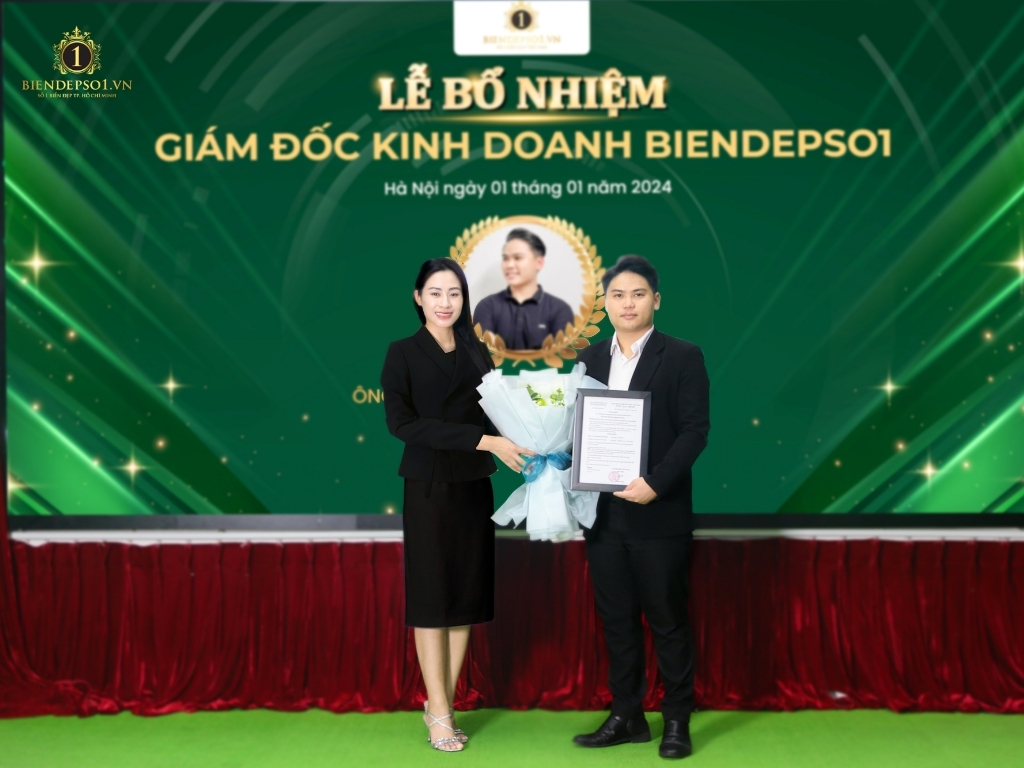 CEO Vũ Kim Dung trao hoa và quyết định bổ nhiệm GĐ Kinh doanh cho anh Nguyễn Văn Thành (Thành Số 1)