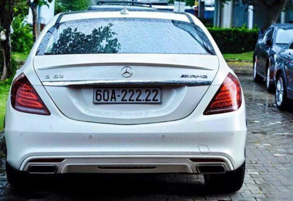 Biển xe ngũ quý 2 siêu VIP được gắn trên chiếc Mercedes-Benz S400L 