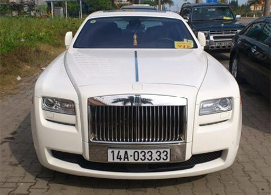 Biển tứ quý 3 được gắn trên chiếc Roll-Royce sang trọng