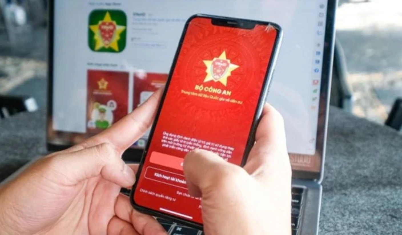 Chủ xe thực hiện kê khai thông tin trên ứng dụng định danh quốc gia VNeID