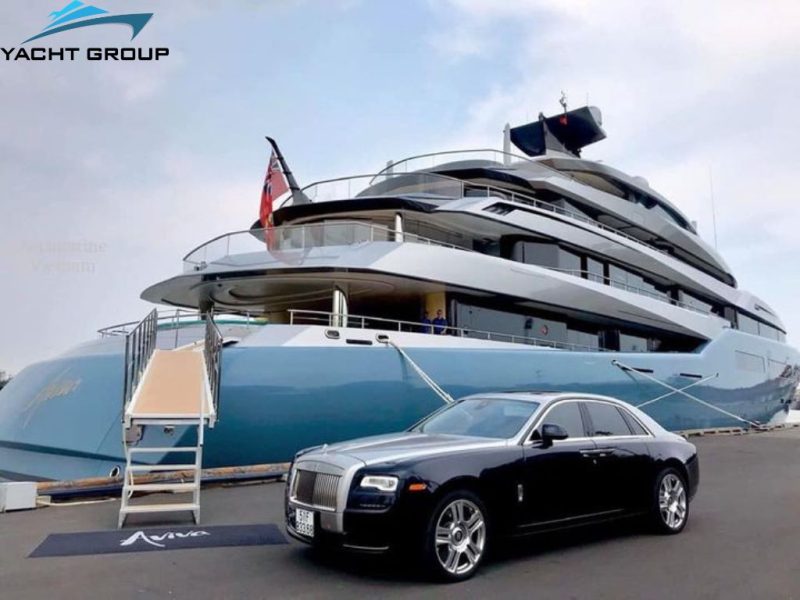 Rolls Royce Phantom sánh vai siêu du thuyền