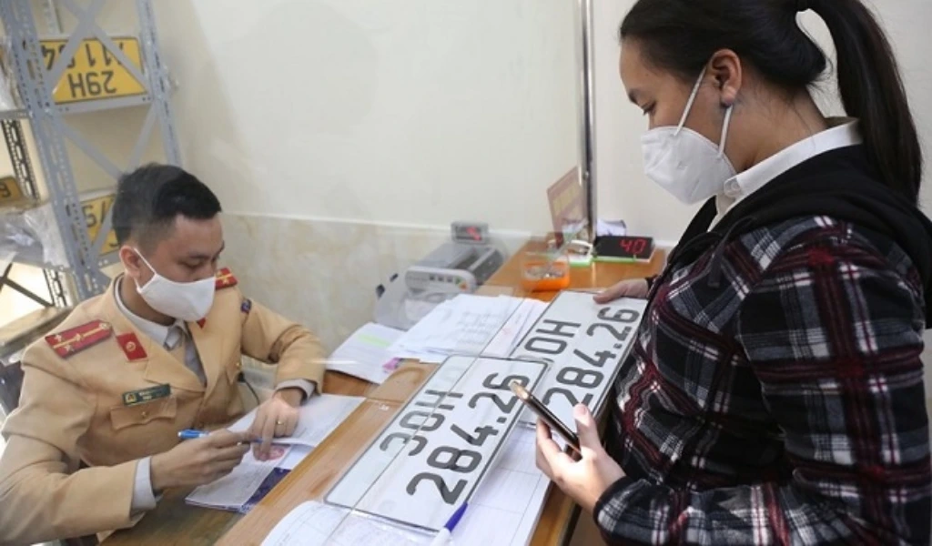 Phí đăng ký biển số xe mới khoảng 200.000 đồng đối với ô tô và 50.000 đồng đối với xe máy