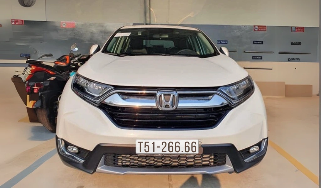 Kích thước biển số xe tạm thời tương tự biển số thật, chỉ có sự khác biệt về chất liệu giấy và ký hiệu “T” trước mã tỉnh.