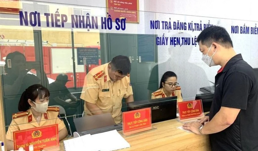 Người mua cần thực hiện đăng ký sang tên và cấp biển số mới tại cơ quan đăng ký xe.