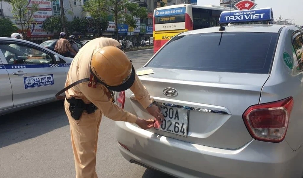 Mức phạt trang trí biển số xe với mục đích vi phạm pháp luật bị phạt lên từ 20 - 26 triệu đồng và trừ 6 điểm trên GPLX.
