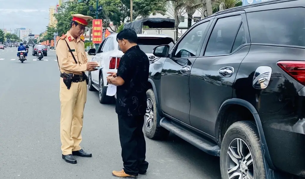 Trường hợp không sử dụng biển số tạm đúng luật sẽ bị phạt tới 3 triệu đồng (xe máy), 12 triệu đồng (ô tô) và trừ 2 điểm GPLX.