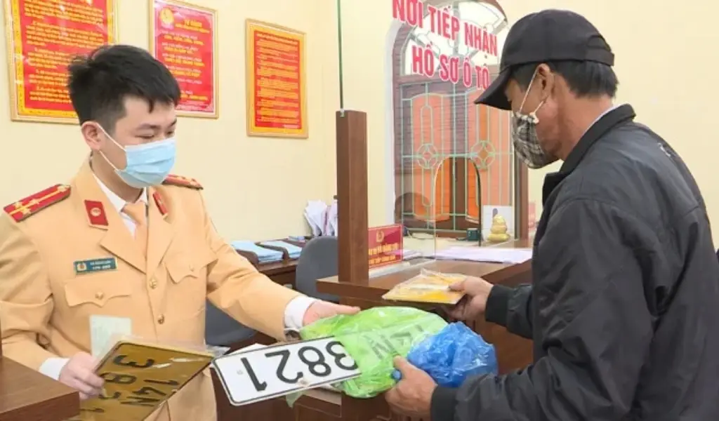 Để thực hiện đổi, chủ xe cần chuẩn bị giấy tờ cá nhân, chứng từ liên quan xe và giấy khai đăng ký xe theo quy định
