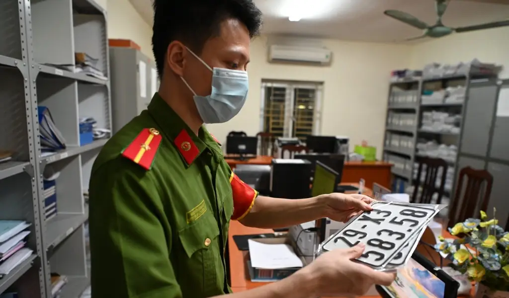Đối với xe chuyển nhượng, chủ xe thực hiện thủ tục sang, di chuyển xe và cấp biển số định danh theo chủ mới.