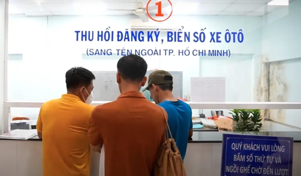 chủ cũ phải thu hồi biển số trong 30 ngày theo quy định tại Thông thư 24/2023/TT-BCA.