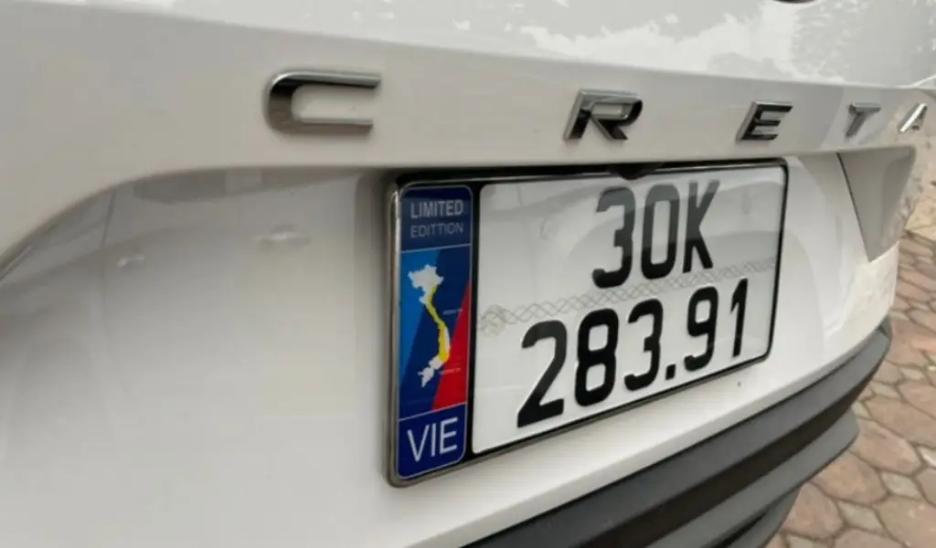 Để xử lý biển số bị vô nước, chủ xe có thể sấy làm khô lớp mica và phần kim loại