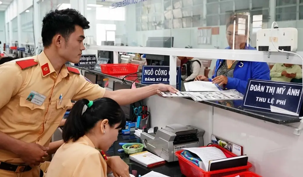 Trường hợp biển số bị hỏng nặng, chủ xe có thể làm thủ tục cấp đổi biển số mới với chi phí 100.000 đồng (ô tô) và 50.000 đồng (xe máy).