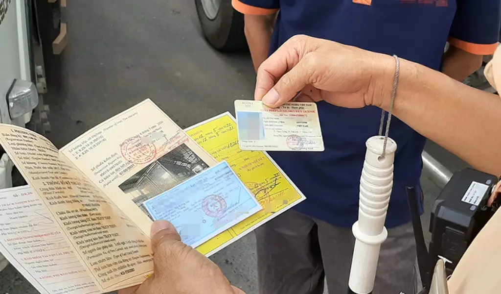 Trong trường hợp xe mua mới, chủ xe cần thực hiện thủ tục cấp biển số tạm thời trong thời gian chờ cavet chính thức có hiệu lực