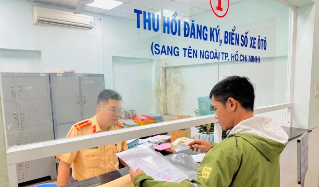Khi bán xe, người dân cần làm thủ tục thu hồi biển số để giữ lại biển số